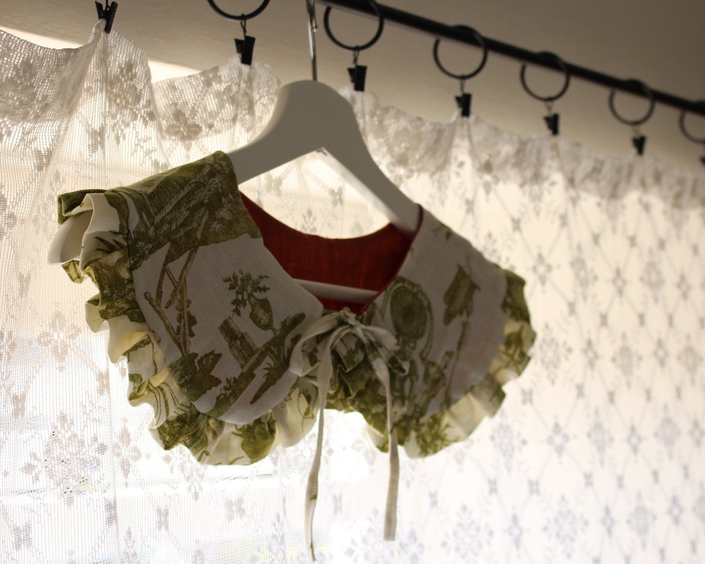 Green Botanical Toile Collar