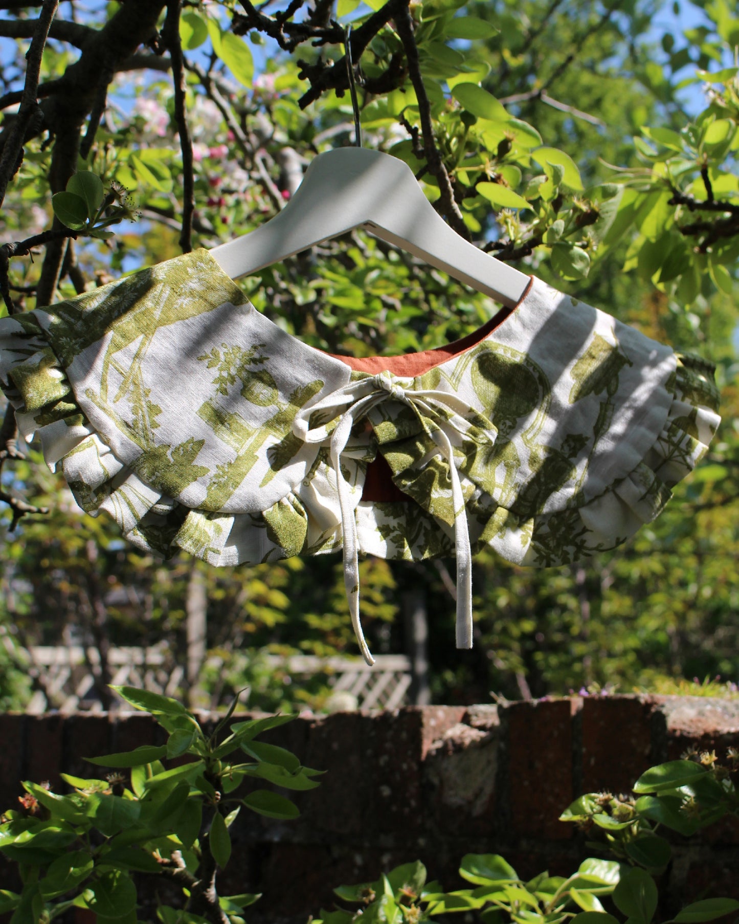 Green Botanical Toile Collar