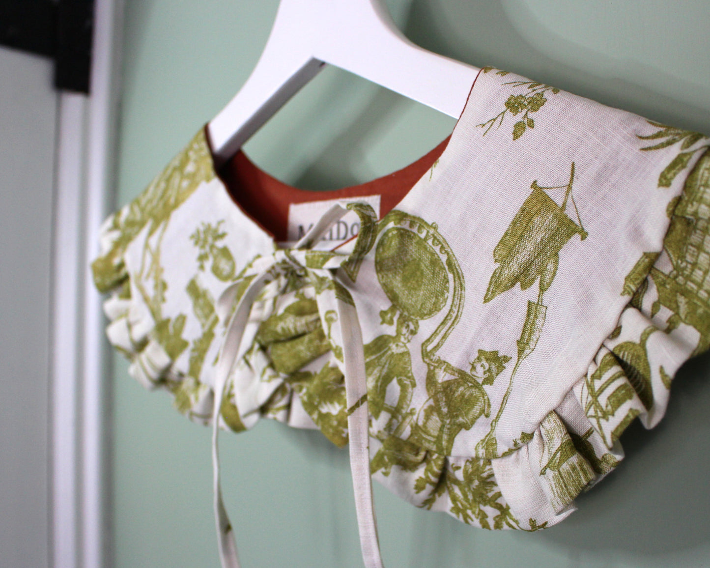 Green Botanical Toile Collar