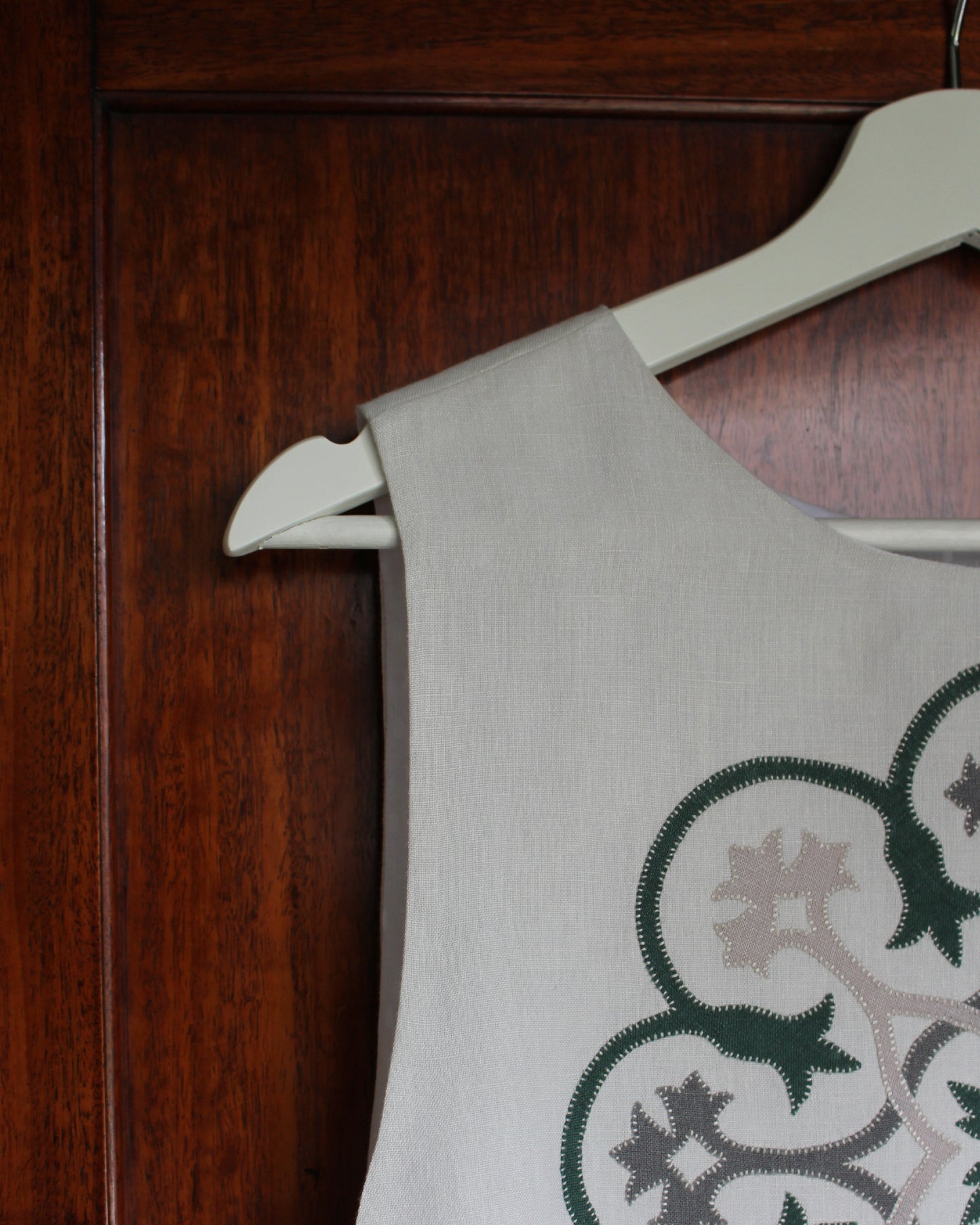 Vintage Floral Tile on Chalk White Linen