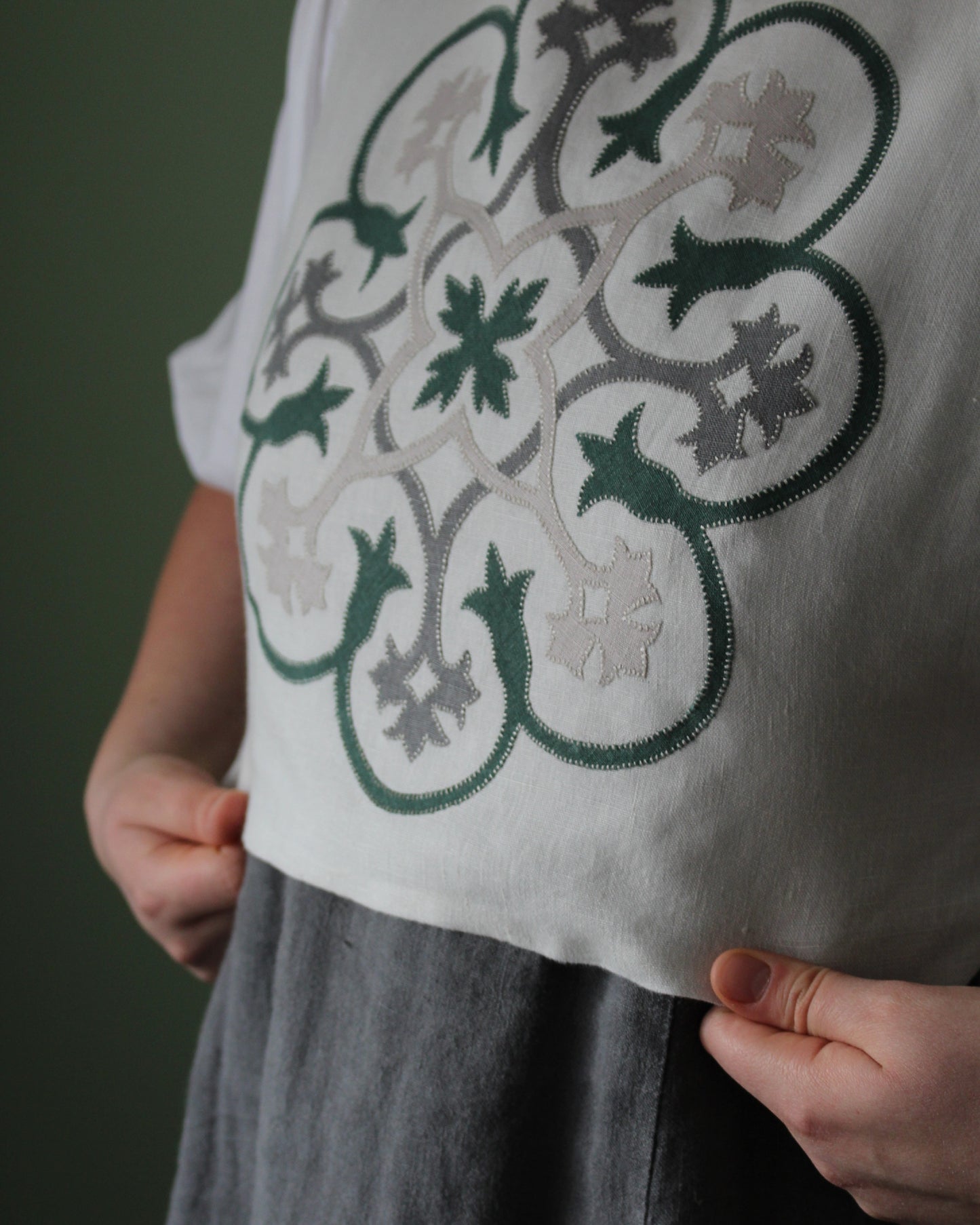 Vintage Floral Tile on Chalk White Linen