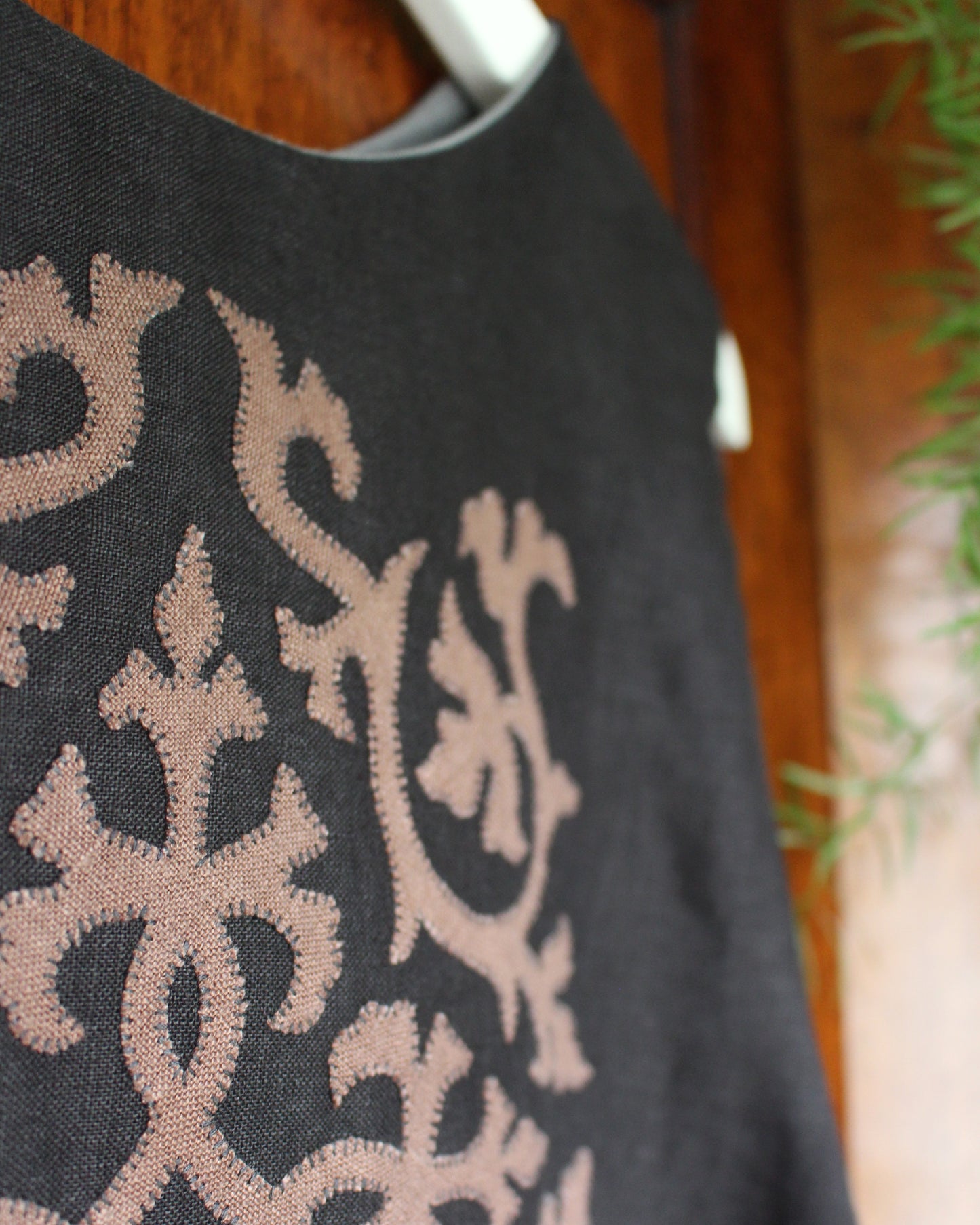 Reversible Intertwining Vines on Black and Granite Gray Linen