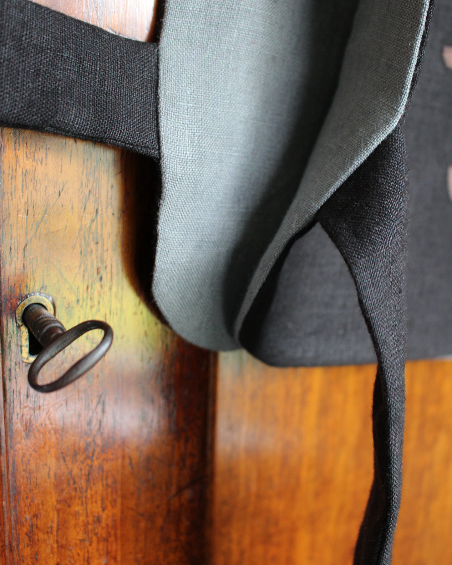 Reversible Intertwining Vines on Black and Granite Gray Linen
