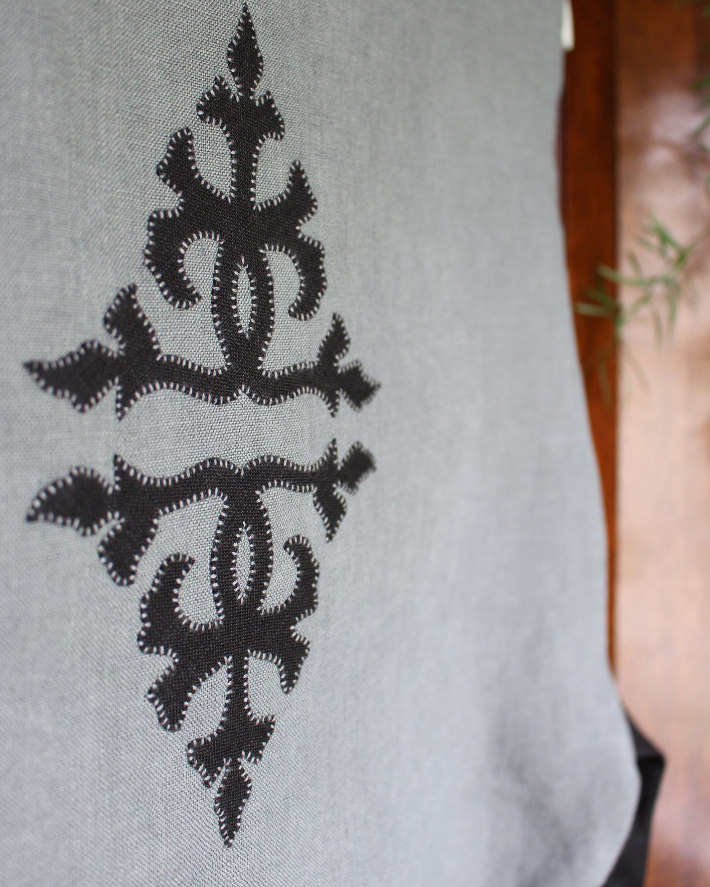 Reversible Intertwining Vines on Black and Granite Gray Linen