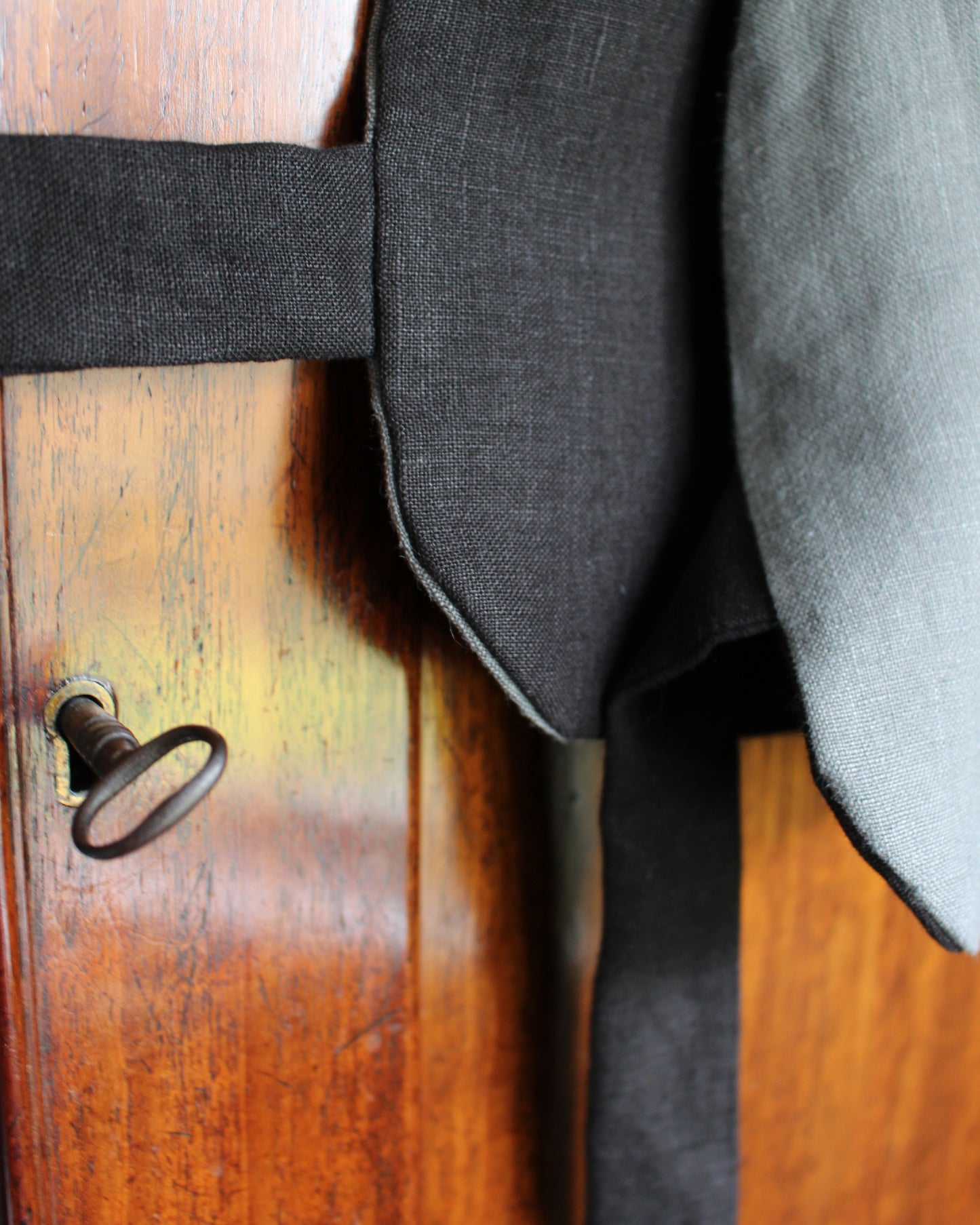 Reversible Intertwining Vines on Black and Granite Gray Linen