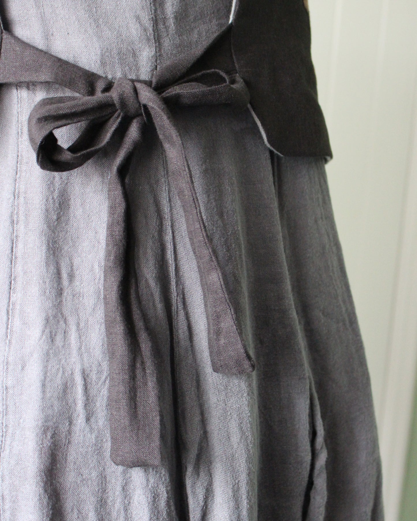 Reversible Intertwining Vines on Black and Granite Gray Linen
